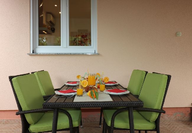 Casa a Porec - Casa di vacanza in Parenzo (Porec) con terrazzo, Climatizzazione, WIFI, Lavastoviglie (4400-5) Casa a Porec - Casa di vacanza in Parenzo (Porec) con terrazzo, Climatizzazione, WIFI, Lavastoviglie (4400-5)