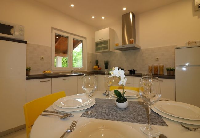 Casa a Porec - Casa di vacanza in Parenzo (Porec) con terrazzo, Climatizzazione, WIFI, Lavastoviglie (4400-5) Casa a Porec - Casa di vacanza in Parenzo (Porec) con terrazzo, Climatizzazione, WIFI, Lavastoviglie (4400-5)