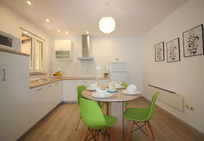 Casa a Porec - Casa di vacanza in Parenzo (Porec) con terrazzo, Climatizzazione, WIFI, Lavastoviglie (4400-2) Casa a Porec - Casa di vacanza in Parenzo (Porec) con terrazzo, Climatizzazione, WIFI, Lavastoviglie (4400-2)