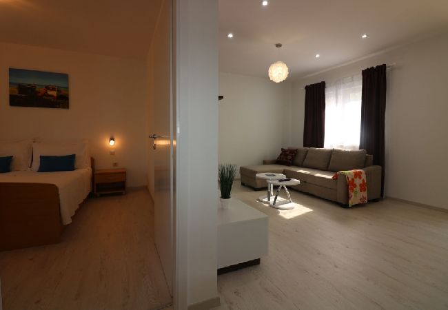 Casa a Porec - Casa di vacanza in Parenzo (Porec) con terrazzo, Climatizzazione, WIFI, Lavastoviglie (4400-7) Casa a Porec - Casa di vacanza in Parenzo (Porec) con terrazzo, Climatizzazione, WIFI, Lavastoviglie (4400-7)