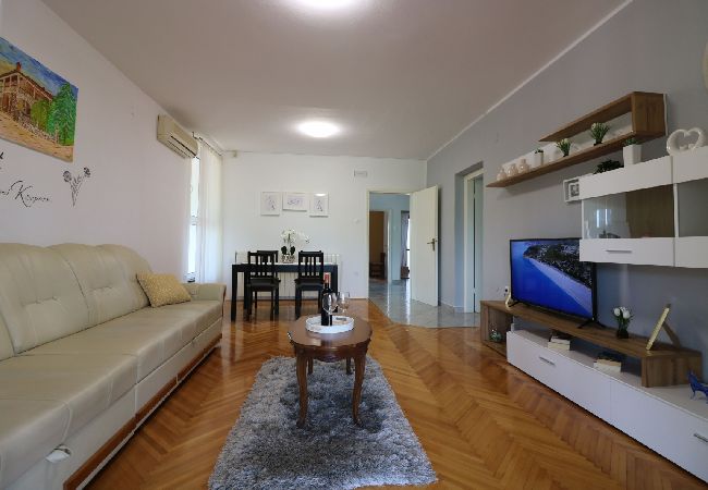 Appartamento a Porec - Appartamento in Parenzo (Porec) con terrazzo, Climatizzazione, WIFI, Lavastoviglie (4400-9) Appartamento a Porec - Appartamento in Parenzo (Porec) con terrazzo, Climatizzazione, WIFI, Lavastoviglie (4400-9)