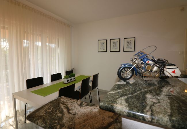 Appartamento a Porec - Appartamento in Parenzo (Porec) con terrazzo, Climatizzazione, WIFI, Lavastoviglie (4400-9) Appartamento a Porec - Appartamento in Parenzo (Porec) con terrazzo, Climatizzazione, WIFI, Lavastoviglie (4400-9)