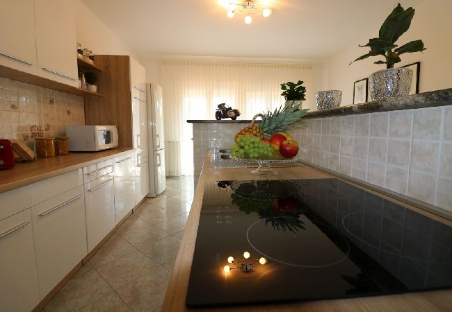 Appartamento a Porec - Appartamento in Parenzo (Porec) con terrazzo, Climatizzazione, WIFI, Lavastoviglie (4400-9) Appartamento a Porec - Appartamento in Parenzo (Porec) con terrazzo, Climatizzazione, WIFI, Lavastoviglie (4400-9)