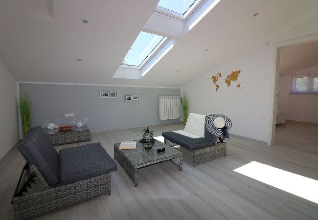 Appartamento a Porec - Appartamento in Parenzo (Porec) con terrazzo, Climatizzazione, WIFI, Lavastoviglie (4400-9) Appartamento a Porec - Appartamento in Parenzo (Porec) con terrazzo, Climatizzazione, WIFI, Lavastoviglie (4400-9)