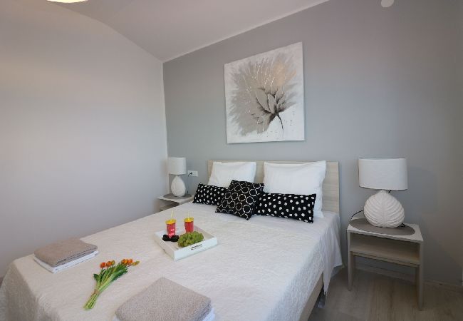 Appartamento a Porec - Appartamento in Parenzo (Porec) con terrazzo, Climatizzazione, WIFI, Lavastoviglie (4400-9) Appartamento a Porec - Appartamento in Parenzo (Porec) con terrazzo, Climatizzazione, WIFI, Lavastoviglie (4400-9)