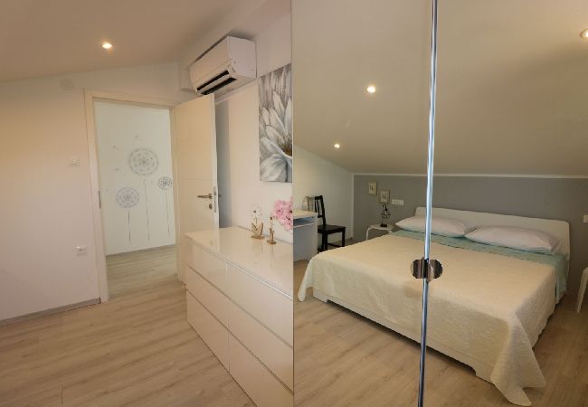 Appartamento a Porec - Appartamento in Parenzo (Porec) con terrazzo, Climatizzazione, WIFI, Lavastoviglie (4400-9) Appartamento a Porec - Appartamento in Parenzo (Porec) con terrazzo, Climatizzazione, WIFI, Lavastoviglie (4400-9)