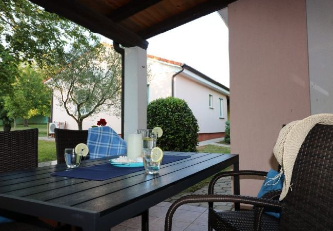 Casa a Porec - Casa di vacanza in Parenzo (Porec) con terrazzo, Climatizzazione, WIFI, Lavastoviglie (4400-3) Casa a Porec - Casa di vacanza in Parenzo (Porec) con terrazzo, Climatizzazione, WIFI, Lavastoviglie (4400-3)