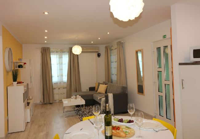 Casa a Porec - Casa di vacanza in Parenzo (Porec) con terrazzo, Climatizzazione, WIFI, Lavastoviglie (4400-3) Casa a Porec - Casa di vacanza in Parenzo (Porec) con terrazzo, Climatizzazione, WIFI, Lavastoviglie (4400-3)