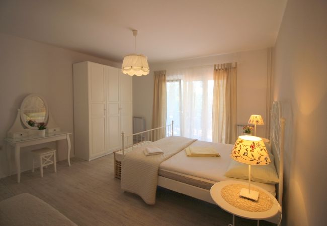 Appartamento a Porec - Appartamento a Parenzo con terrazza, aria condizionata, Wi-Fi, lavastoviglie (4400-10) Appartamento a Porec - Appartamento a Parenzo con terrazza, aria condizionata, Wi-Fi, lavastoviglie (4400-10)
