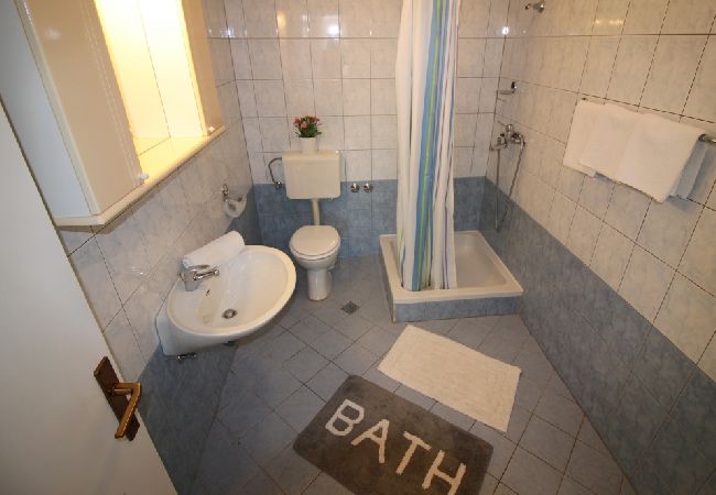 Appartamento a Porec - Appartamento a Parenzo con terrazza, aria condizionata, Wi-Fi, lavastoviglie (4400-10) Appartamento a Porec - Appartamento a Parenzo con terrazza, aria condizionata, Wi-Fi, lavastoviglie (4400-10)