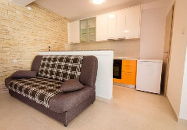 Appartamento a Lopar - Appartamento in Loparo (Lopar) con balcone, Climatizzazione, WIFI (4421-1) Appartamento a Lopar - Appartamento in Loparo (Lopar) con balcone, Climatizzazione, WIFI (4421-1)