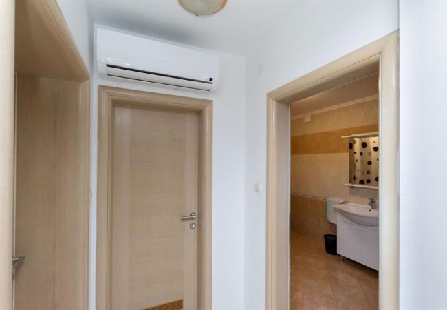 Appartamento a Lopar - Appartamento in Loparo (Lopar) con balcone, Climatizzazione, WIFI (4421-1) Appartamento a Lopar - Appartamento in Loparo (Lopar) con balcone, Climatizzazione, WIFI (4421-1)