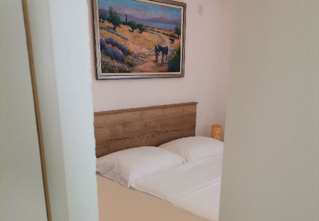 Casa a Okrug Gornji - Casa Robinson in Okrug Gornji con vista mare, terrazzo (4452-1) Casa a Okrug Gornji - Casa Robinson in Okrug Gornji con vista mare, terrazzo (4452-1)