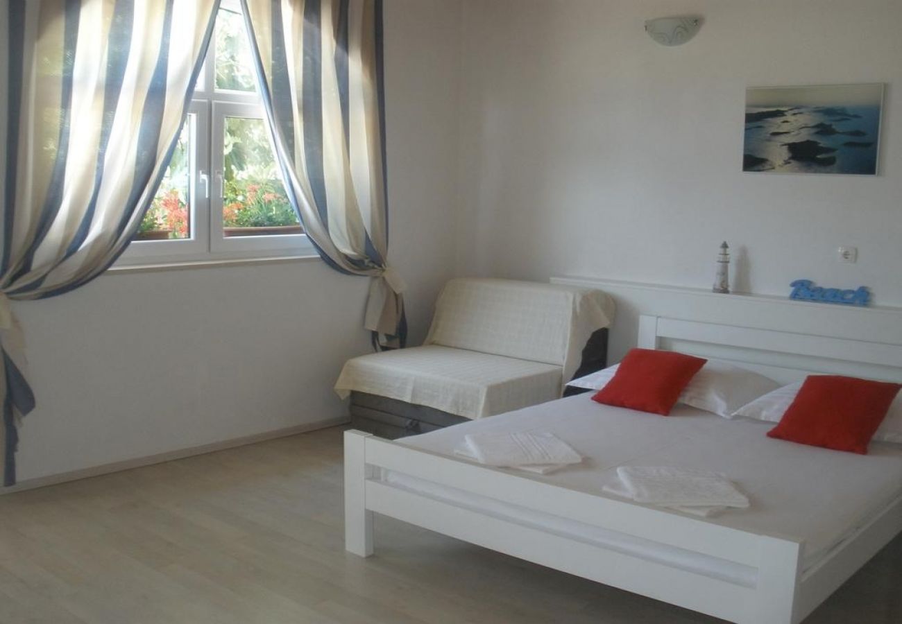 Casa a Vodice - Casa di vacanza in Vodizze (Vodice) con terrazzo, Climatizzazione, WIFI (4449-1)