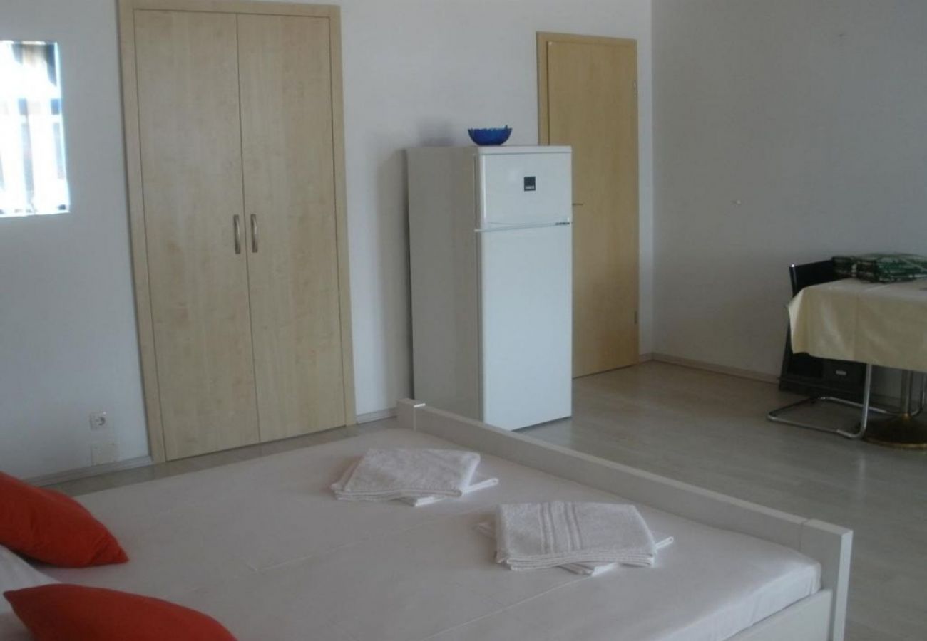 Casa a Vodice - Casa di vacanza in Vodizze (Vodice) con terrazzo, Climatizzazione, WIFI (4449-1)