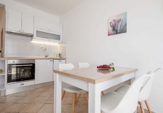 Appartamento a Supetarska Draga - Appartamento in Supetarska Draga con vista mare, balcone, Climatizzazione, WIFI (4551-1) Appartamento a Supetarska Draga - Appartamento in Supetarska Draga con vista mare, balcone, Climatizzazione, WIFI (4551-1)