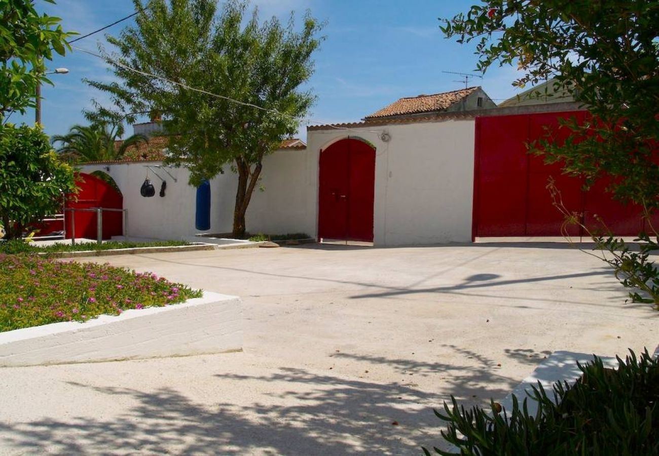 Appartamento a Preko - Ferienwohnung in Preko mit Terrasse, Klimaanlage, W-LAN, Waschmaschine (4568-2)