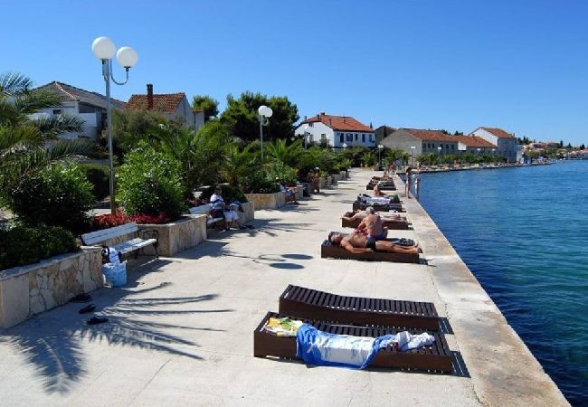 Appartamento a Preko - Appartamento per le vacanze a Preko con terrazza, aria condizionata, Wi-Fi, lavatrice (4568-3) Appartamento a Preko - Appartamento per le vacanze a Preko con terrazza, aria condizionata, Wi-Fi, lavatrice (4568-3)