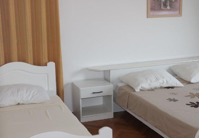 Appartamento a Preko - Appartamento per le vacanze a Preko con terrazza, aria condizionata, Wi-Fi, lavatrice (4568-4) Appartamento a Preko - Appartamento per le vacanze a Preko con terrazza, aria condizionata, Wi-Fi, lavatrice (4568-4)