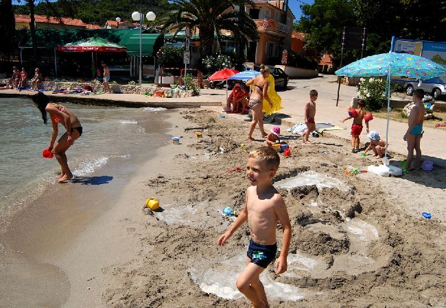 Appartamento a Preko - Appartamento per le vacanze a Preko con terrazza, aria condizionata, Wi-Fi, lavatrice (4568-4) Appartamento a Preko - Appartamento per le vacanze a Preko con terrazza, aria condizionata, Wi-Fi, lavatrice (4568-4)