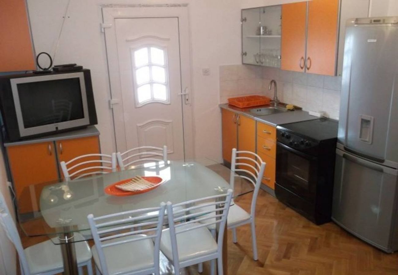 Appartamento a Preko - Ferienwohnung in Preko mit Terrasse, Klimaanlage, W-LAN, Waschmaschine (4568-4)