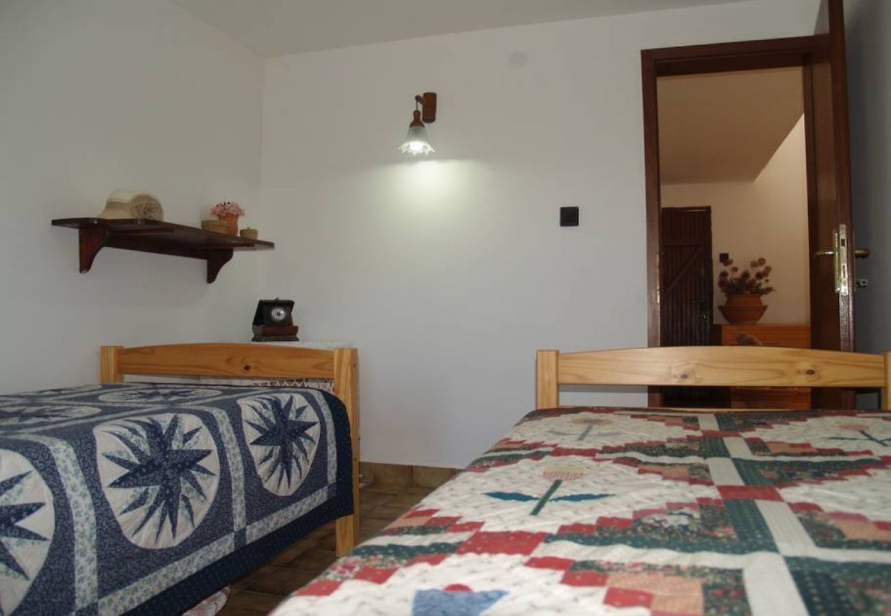 Casa a Kukljica - Casa di vacanza in Cuclizza (Kukljica) con vista mare, terrazzo, Climatizzazione, WIFI (4572-1)