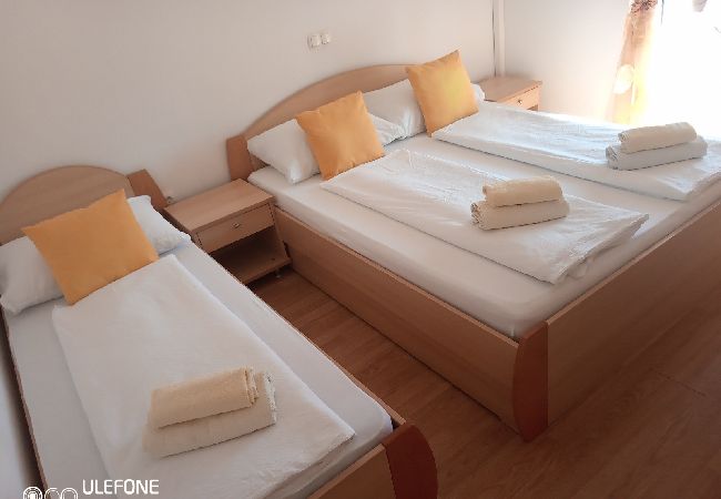 Appartamento a Lopar - Appartamento in Loparo (Lopar) con terrazzo, Climatizzazione, WIFI (4620-3) Appartamento a Lopar - Appartamento in Loparo (Lopar) con terrazzo, Climatizzazione, WIFI (4620-3)