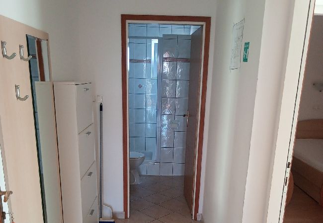 Appartamento a Lopar - Appartamento in Loparo (Lopar) con terrazzo, Climatizzazione, WIFI (4620-3) Appartamento a Lopar - Appartamento in Loparo (Lopar) con terrazzo, Climatizzazione, WIFI (4620-3)