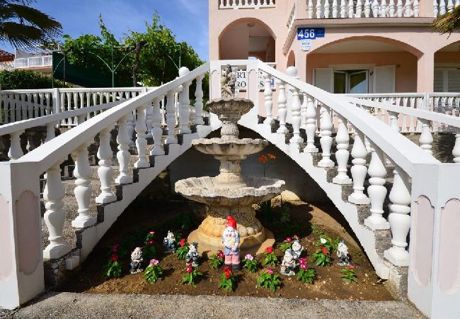 Appartamento a Lopar - Appartamento in Loparo (Lopar) con terrazzo, Climatizzazione, WIFI (4620-3) Appartamento a Lopar - Appartamento in Loparo (Lopar) con terrazzo, Climatizzazione, WIFI (4620-3)