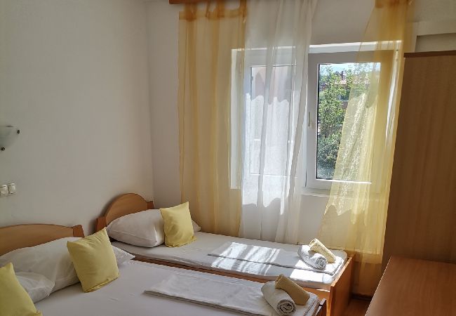 Appartamento a Lopar - Appartamento in Loparo (Lopar) con terrazzo, Climatizzazione, WIFI (4620-4) Appartamento a Lopar - Appartamento in Loparo (Lopar) con terrazzo, Climatizzazione, WIFI (4620-4)