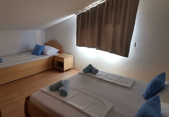 Appartamento a Lopar - Appartamento in Loparo (Lopar) con terrazzo, Climatizzazione, WIFI (4620-4) Appartamento a Lopar - Appartamento in Loparo (Lopar) con terrazzo, Climatizzazione, WIFI (4620-4)