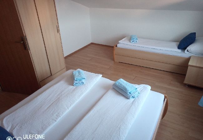 Appartamento a Lopar - Appartamento in Loparo (Lopar) con terrazzo, Climatizzazione, WIFI (4620-4) Appartamento a Lopar - Appartamento in Loparo (Lopar) con terrazzo, Climatizzazione, WIFI (4620-4)