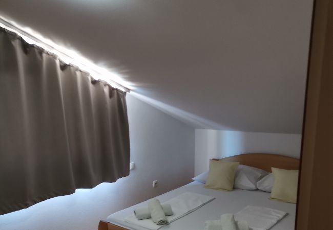 Appartamento a Lopar - Appartamento in Loparo (Lopar) con terrazzo, Climatizzazione, WIFI (4620-4) Appartamento a Lopar - Appartamento in Loparo (Lopar) con terrazzo, Climatizzazione, WIFI (4620-4)