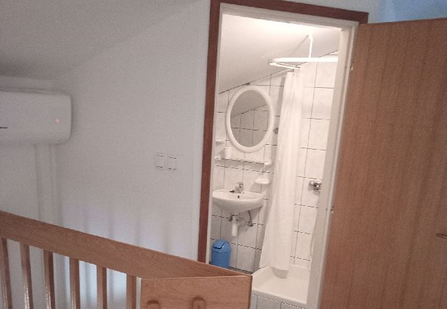 Appartamento a Lopar - Appartamento in Loparo (Lopar) con terrazzo, Climatizzazione, WIFI (4620-4) Appartamento a Lopar - Appartamento in Loparo (Lopar) con terrazzo, Climatizzazione, WIFI (4620-4)