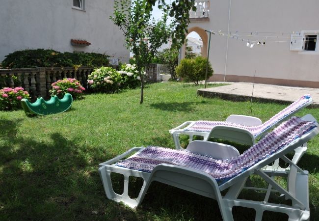 Appartamento a Lopar - Appartamento in Loparo (Lopar) con terrazzo, Climatizzazione, WIFI (4620-4) Appartamento a Lopar - Appartamento in Loparo (Lopar) con terrazzo, Climatizzazione, WIFI (4620-4)