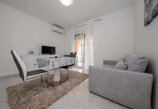 Appartamento a Palit - Appartamento in Palit con balcone, Climatizzazione, WIFI, Lavastoviglie (820-8) Appartamento a Palit - Appartamento in Palit con balcone, Climatizzazione, WIFI, Lavastoviglie (820-8)