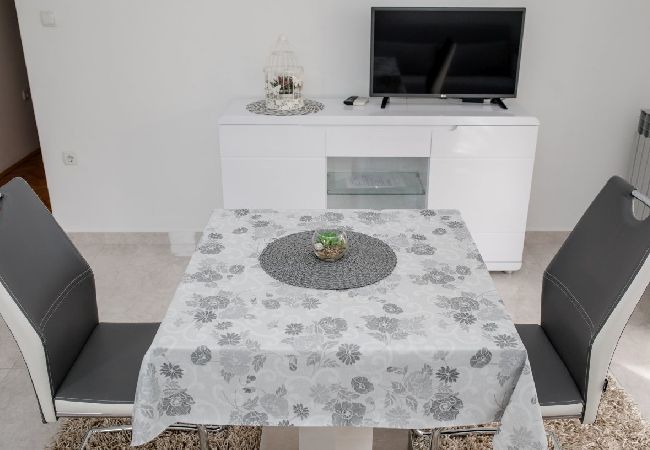 Appartamento a Palit - Appartamento in Palit con balcone, Climatizzazione, WIFI, Lavastoviglie (820-8) Appartamento a Palit - Appartamento in Palit con balcone, Climatizzazione, WIFI, Lavastoviglie (820-8)
