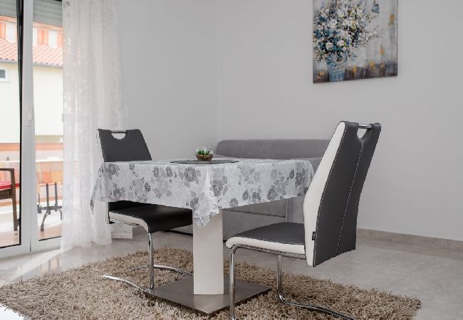 Appartamento a Palit - Appartamento in Palit con balcone, Climatizzazione, WIFI, Lavastoviglie (820-8) Appartamento a Palit - Appartamento in Palit con balcone, Climatizzazione, WIFI, Lavastoviglie (820-8)