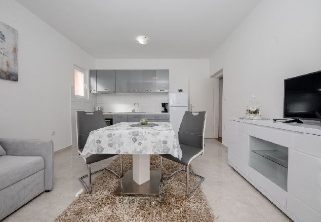 Appartamento a Palit - Appartamento in Palit con balcone, Climatizzazione, WIFI, Lavastoviglie (820-8) Appartamento a Palit - Appartamento in Palit con balcone, Climatizzazione, WIFI, Lavastoviglie (820-8)