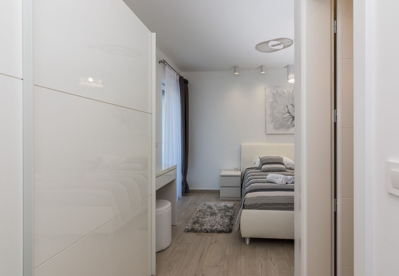 Casa a Ždrelac - Casa di vacanza in Ždrelac con vista mare, terrazzo, Climatizzazione, WIFI (4652-1)