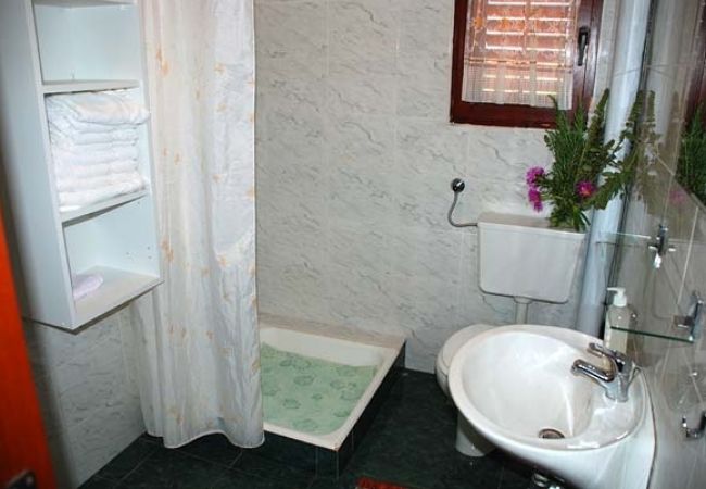 Appartamento a Nevidane - Appartamento in Neviđane con vista mare, balcone, Climatizzazione, WIFI (4663-3) Appartamento a Nevidane - Appartamento in Neviđane con vista mare, balcone, Climatizzazione, WIFI (4663-3)
