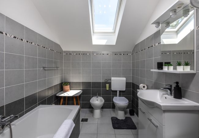 Casa a Icici - Casa di vacanza in Ičići con vista mare, balcone, Climatizzazione, WIFI (4683-1) Casa a Icici - Casa di vacanza in Ičići con vista mare, balcone, Climatizzazione, WIFI (4683-1)