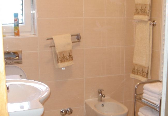 Casa a Betina - Casa di vacanza in Betina con vista mare, terrazzo, Climatizzazione, WIFI (4671-1) Casa a Betina - Casa di vacanza in Betina con vista mare, terrazzo, Climatizzazione, WIFI (4671-1)