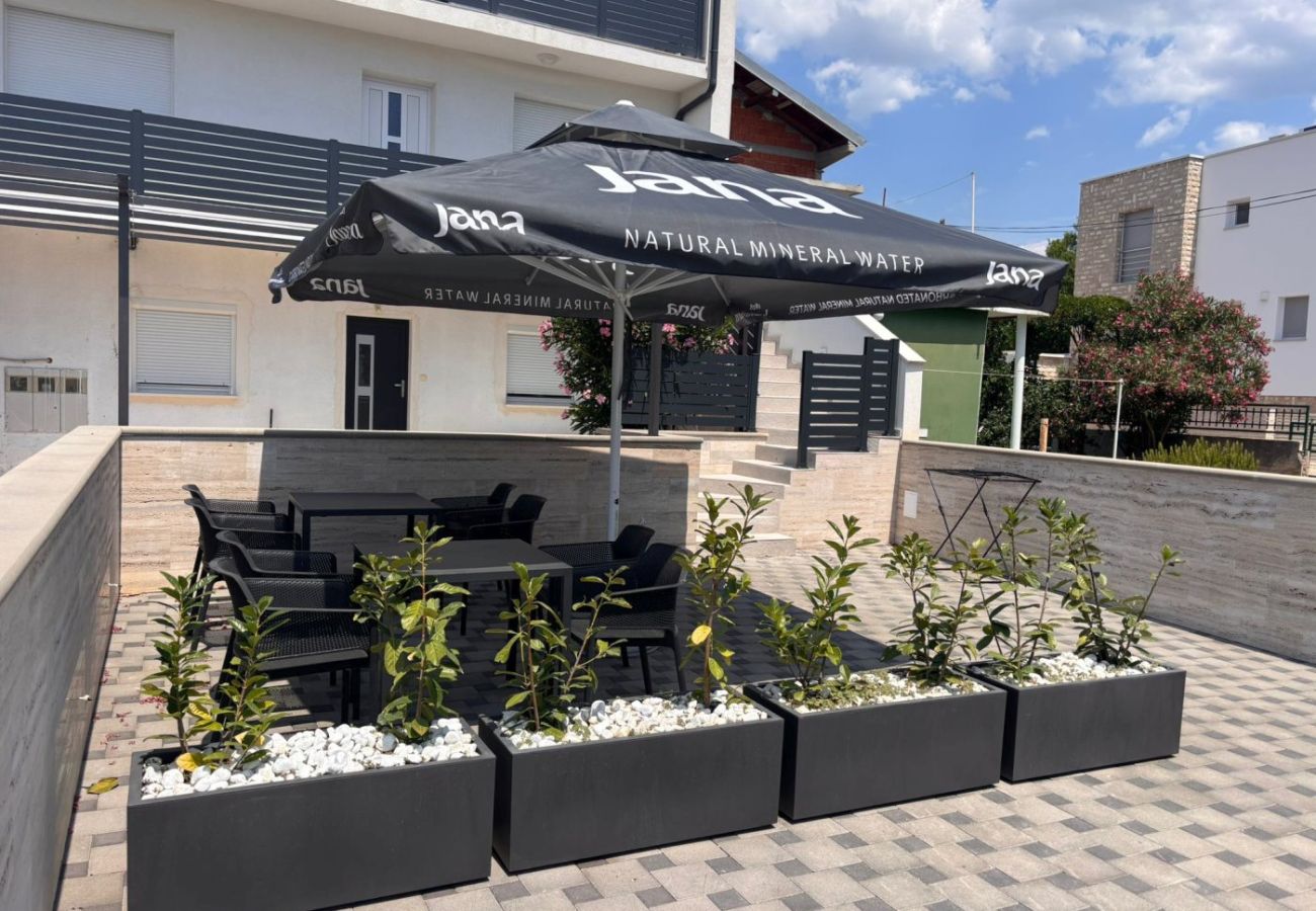 Appartamento a Pirovac - Appartamento in Pirovazzo (Pirovac) con balcone, Climatizzazione, WIFI (4717-1)