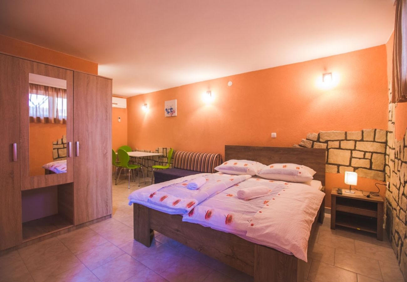 Studio a Lopar - Appartamento Studio in Loparo (Lopar) con terrazzo, Climatizzazione, WIFI (4739-1)