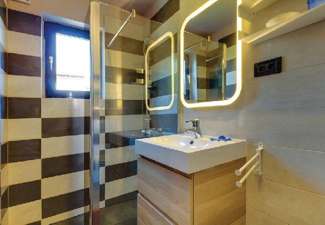 Casa a Mali Lošinj - Casa di vacanza in Lussinpiccolo (Mali Losinj) con terrazzo, Climatizzazione, WIFI, Lavatrice (4780-1) Casa a Mali Lošinj - Casa di vacanza in Lussinpiccolo (Mali Losinj) con terrazzo, Climatizzazione, WIFI, Lavatrice (4780-1)