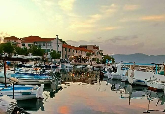 Appartamento a Slatine - Appartamento in Slatine con vista mare, balcone, Climatizzazione, WIFI (4784-1) Appartamento a Slatine - Appartamento in Slatine con vista mare, balcone, Climatizzazione, WIFI (4784-1)