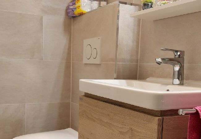 Appartamento a Slatine - Appartamento in Slatine con vista mare, terrazzo, WIFI (4785-1) Appartamento a Slatine - Appartamento in Slatine con vista mare, terrazzo, WIFI (4785-1)