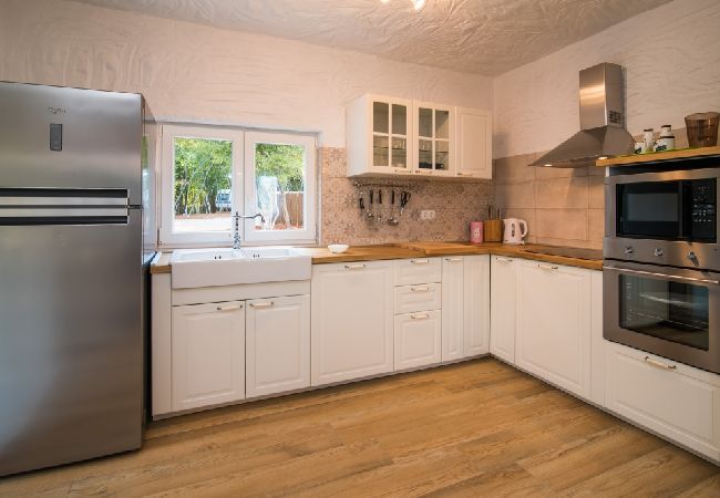 Casa a Vrbnik - Casa di vacanza in Vrbnik con terrazzo, Climatizzazione, WIFI, Lavatrice (4770-1) Casa a Vrbnik - Casa di vacanza in Vrbnik con terrazzo, Climatizzazione, WIFI, Lavatrice (4770-1)