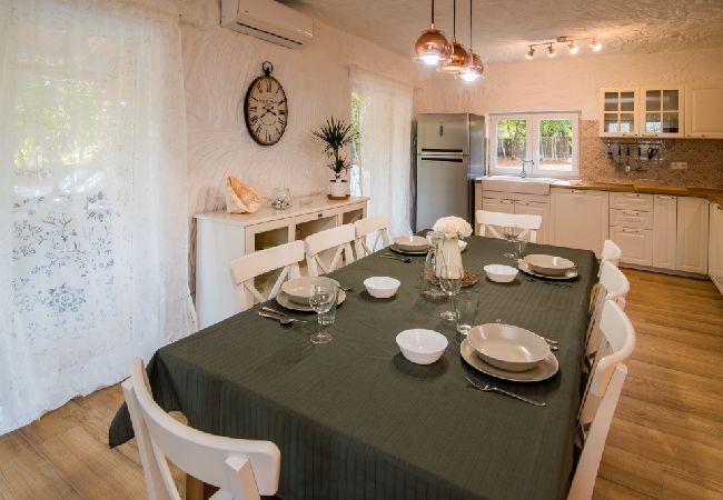 Casa a Vrbnik - Casa di vacanza in Vrbnik con terrazzo, Climatizzazione, WIFI, Lavatrice (4770-1) Casa a Vrbnik - Casa di vacanza in Vrbnik con terrazzo, Climatizzazione, WIFI, Lavatrice (4770-1)